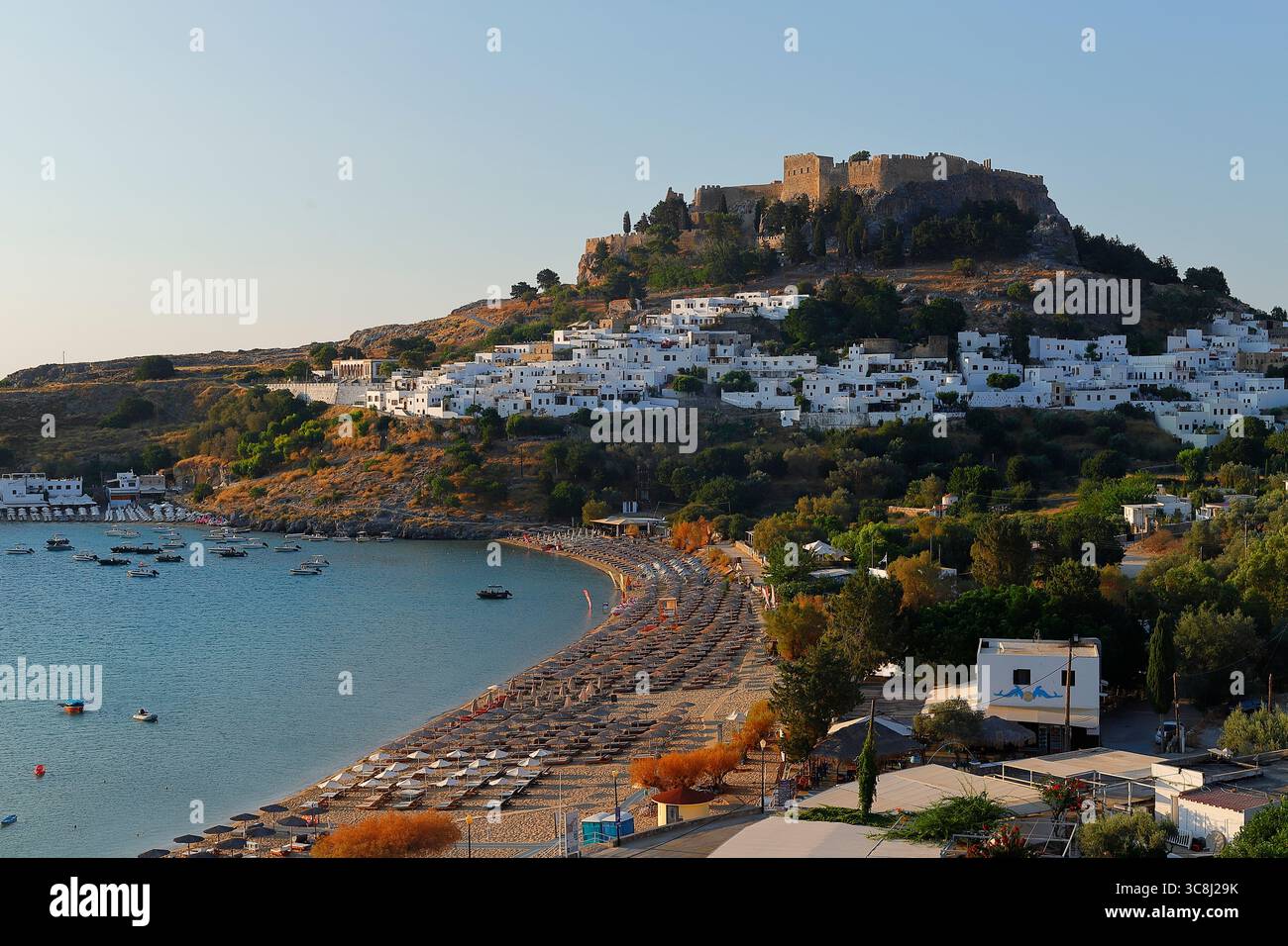 Une vue vers l'acropole à Lindos, Grèce Banque D'Images