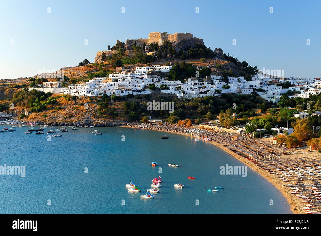 Une vue vers l'acropole à Lindos, Grèce Banque D'Images