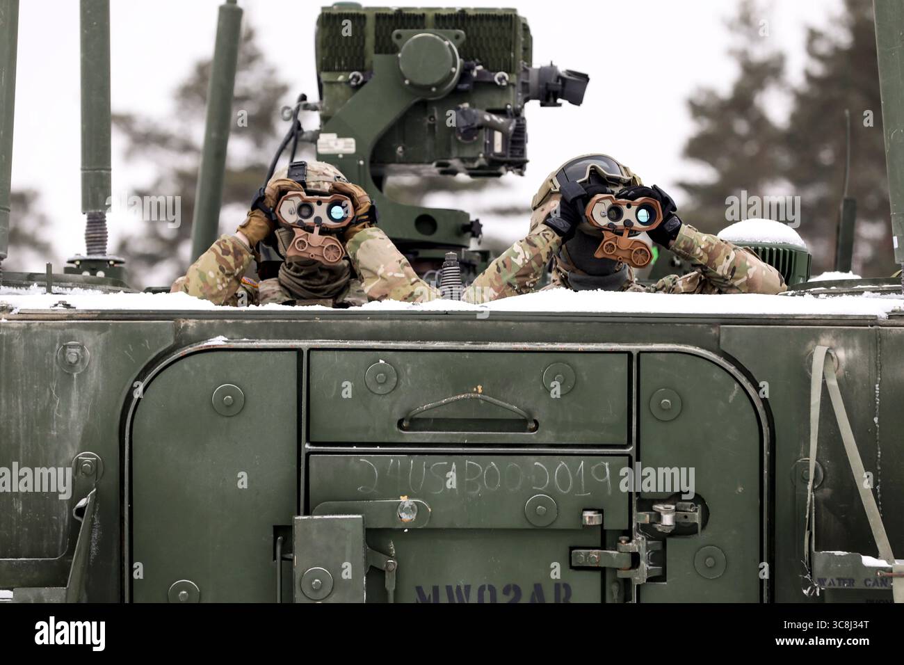 2 février 2021 - Bemowo Piskie, Pologne - soldats du 1er escadron, 2e régiment de cavalerie, groupement tactique de présence avancée renforcée Pologne, surveillez les cibles lors d'un tir réel de combat conjoint du système de défense aérienne Gepard le 2 février 2021 à la zone d'entraînement de Bemowo Piskie, Pologne. (Crédit image : © Elizabeth Bryson/U.S. Armée/ZUMA Wire/ZUMAPRESS.com) Banque D'Images