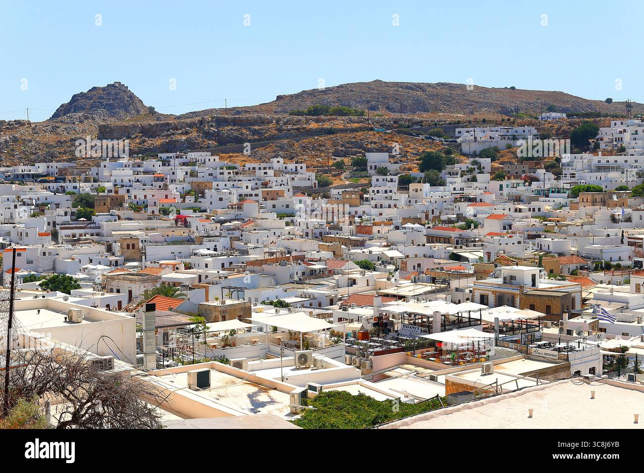 Une vue surélevée des buidlingsLindos groupés sur l'île grecque de Rhodes Banque D'Images