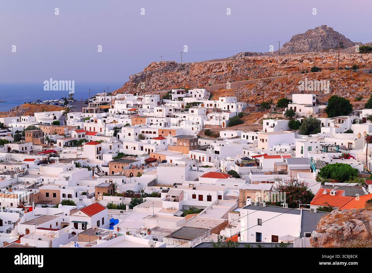 Une vue surélevée des buidlingsLindos groupés sur l'île grecque de Rhodes Banque D'Images