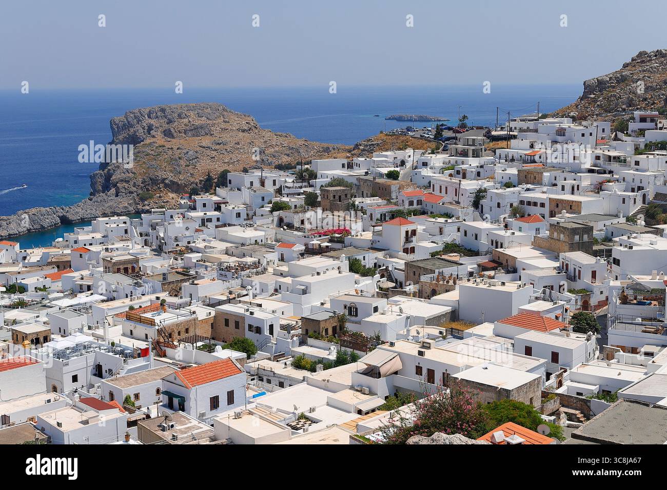 Une vue surélevée des buidlingsLindos groupés sur l'île grecque de Rhodes Banque D'Images