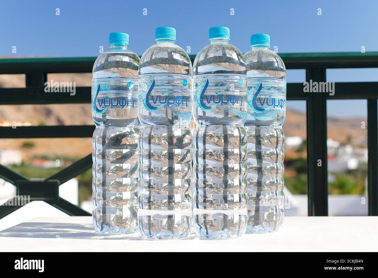 Nymphe embouteillée de l'eau potable sur une table à Lindos, Rhodes, Grèce Banque D'Images