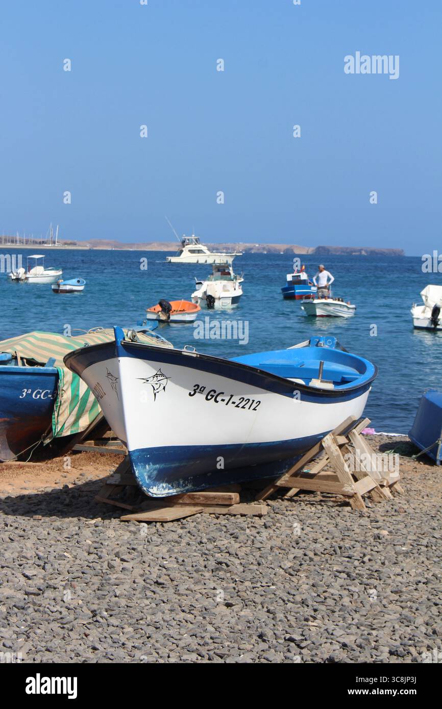 Bateaux de pêche dans le port de Playa Blanca, Lanzarote, îles Canaries, avec ciel bleu et mer en arrière-plan Banque D'Images