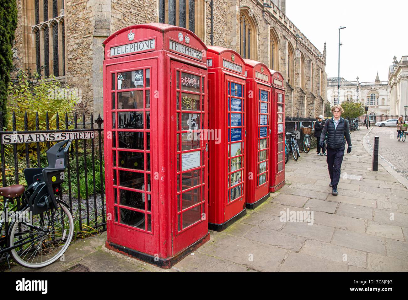 Cambridge, Angleterre. Trois cabines téléphoniques rouges traditionnelles sur St Mary's Street, montrant des signes d'âge, mais toujours conservées comme mobilier urbain historique d Banque D'Images