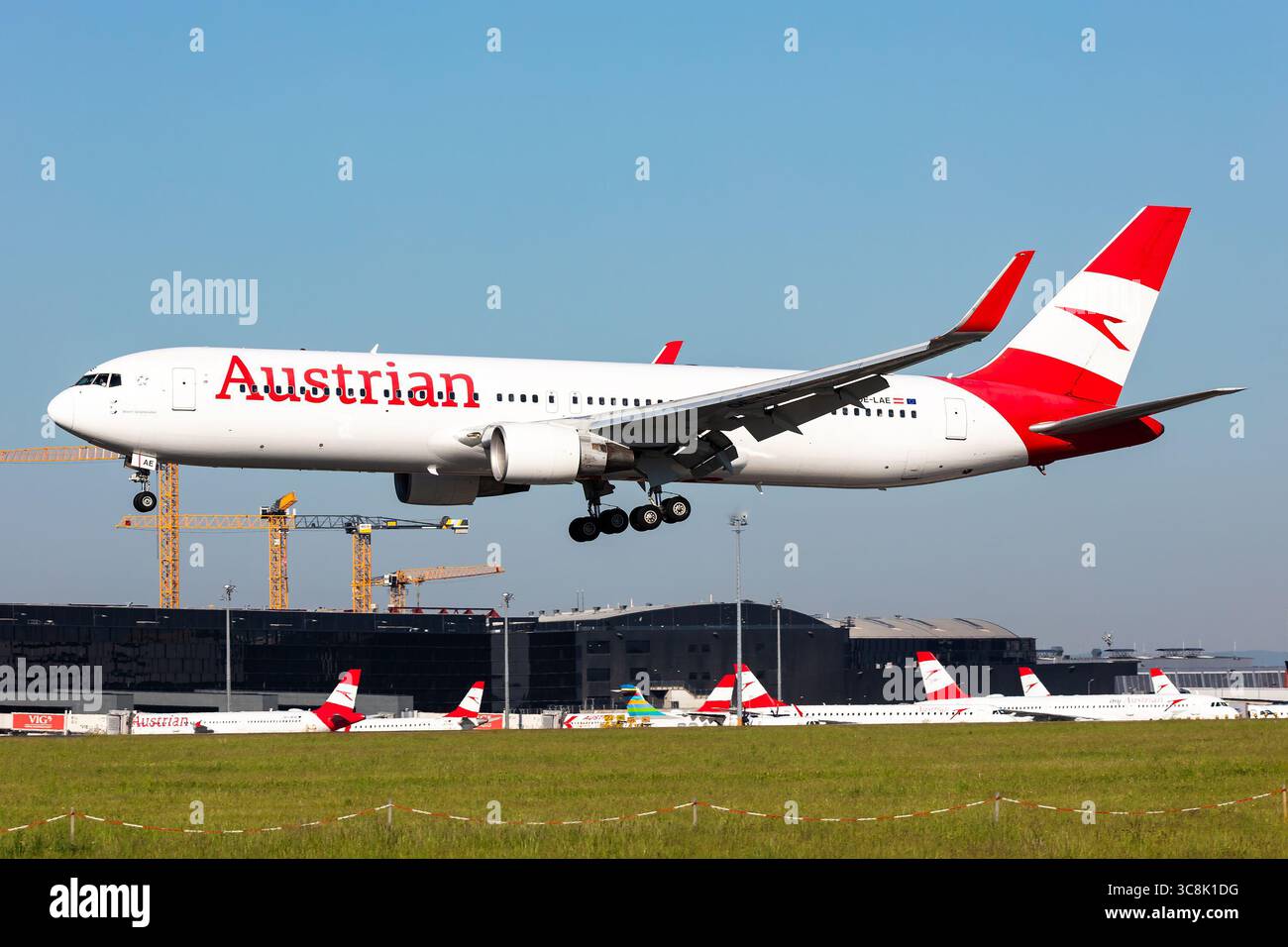 Vienne, Autriche - 2 mai 2025 : Boeing 767-300 d'Austrian Airlines à l'aéroport de Vienne. Aviation et aéronefs. Transport aérien et voyages. FL Banque D'Images