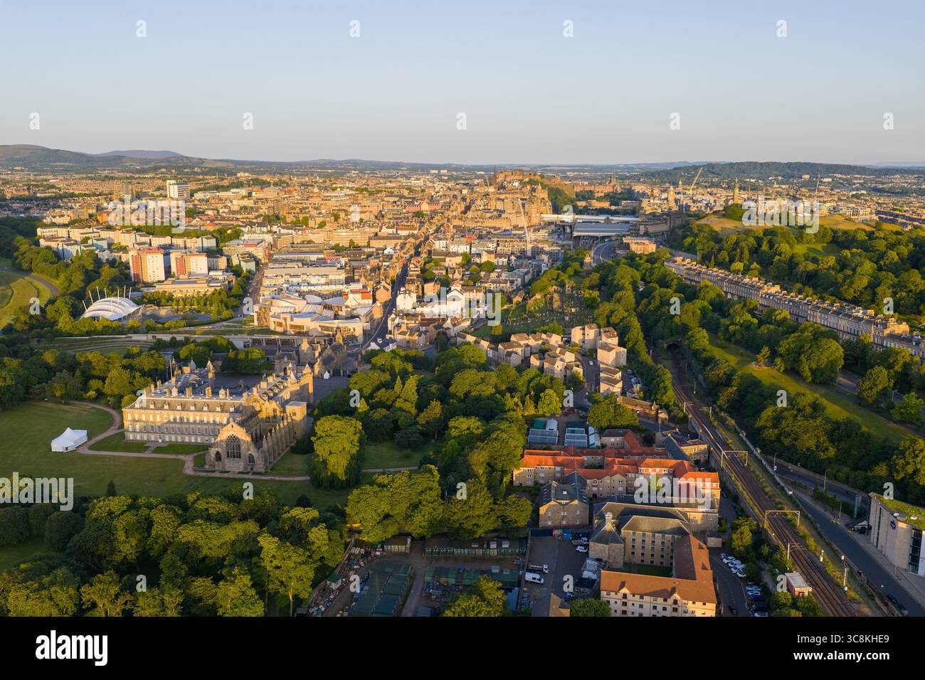 Paysage urbain d'Édimbourg au lever du soleil avec l'abbaye de Holyrood et Royal Mile Banque D'Images
