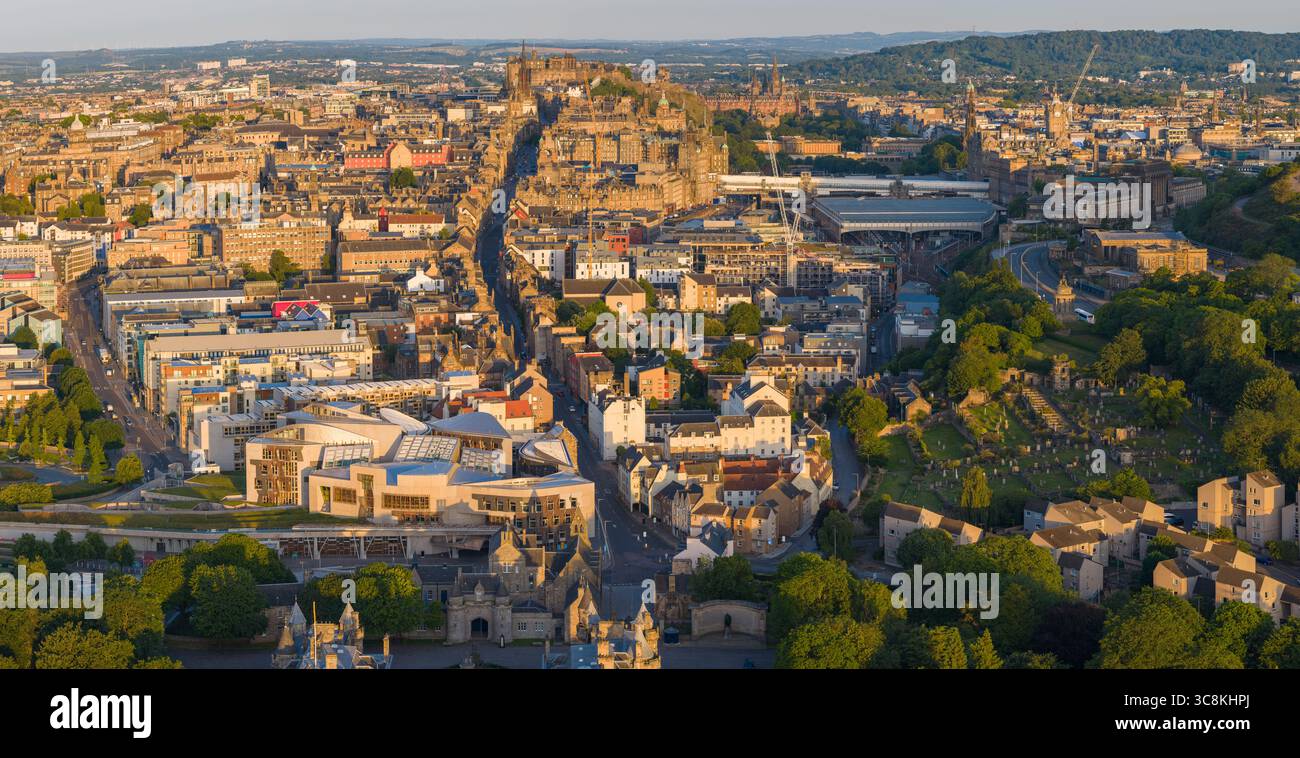 Panorama aérien de la vieille ville historique d'Édimbourg et du Royal Mile au lever du soleil Banque D'Images