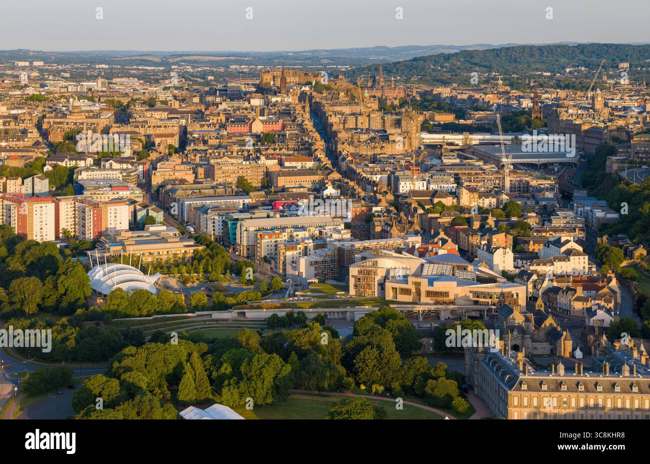 Panorama aérien de la vieille ville historique d'Édimbourg et du Royal Mile au lever du soleil Banque D'Images