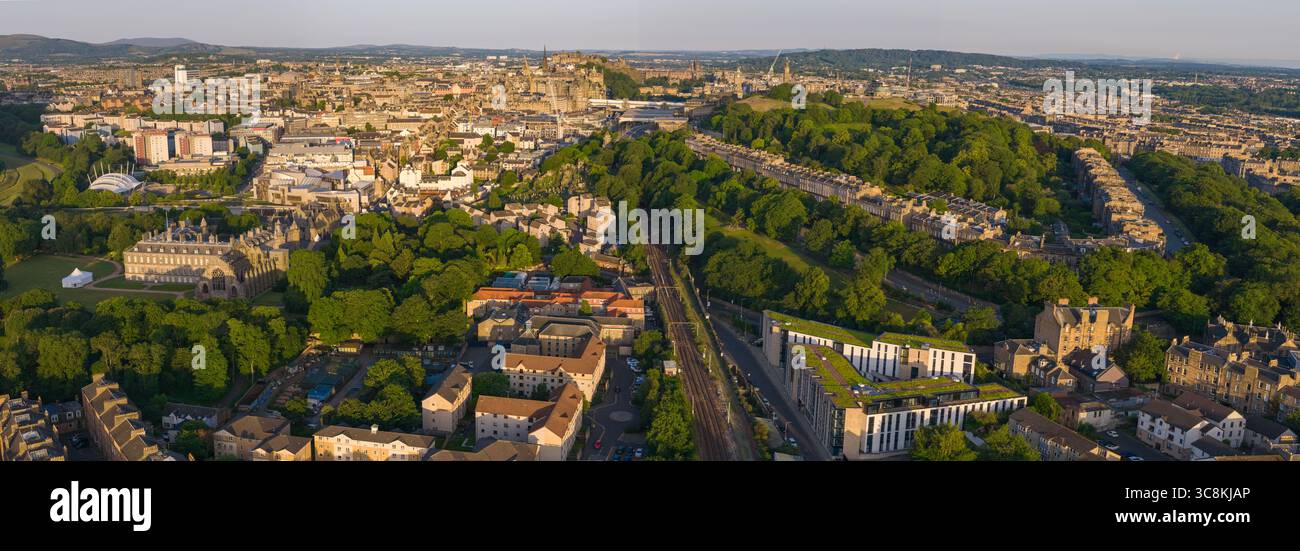 Panorama aérien de la vieille ville historique d'Édimbourg et du Royal Mile au lever du soleil Banque D'Images