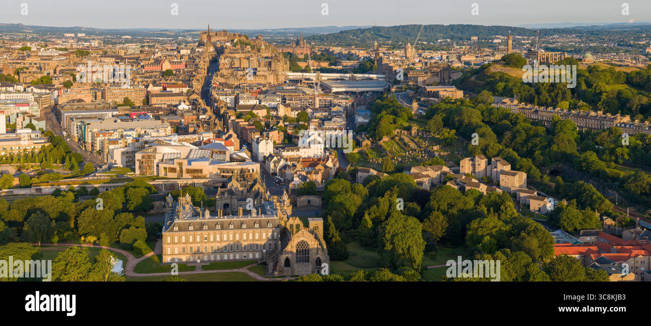 Panorama aérien de la vieille ville historique d'Édimbourg et du Royal Mile au lever du soleil Banque D'Images