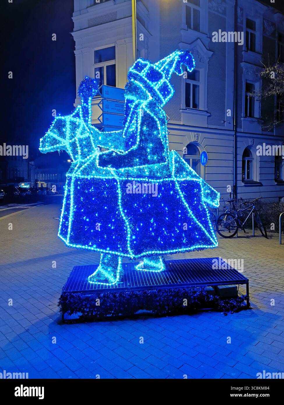 Décorations de Noël à Cracovie. Le célèbre sapin de Noël sur la place principale de Kraków a été reconnu par le magazine Time Out comme le plus beau du monde. - Image de stock capturée avec un smartphone