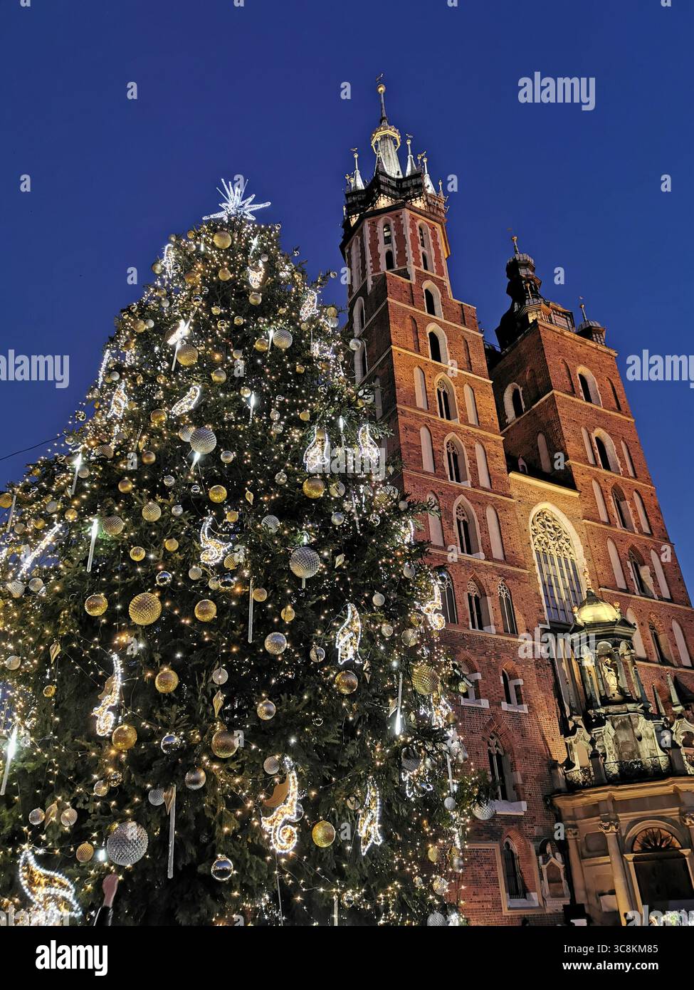 Décorations de Noël à Cracovie. Le célèbre sapin de Noël sur la place principale de Kraków a été reconnu par le magazine Time Out comme le plus beau du monde. - Image de stock capturée avec un smartphone