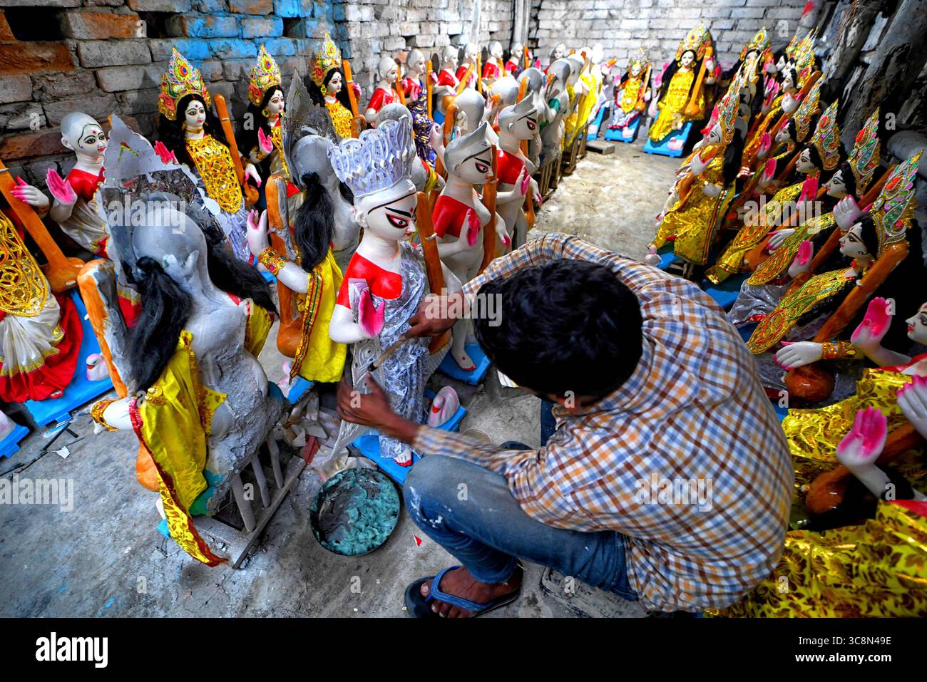 13 février 2021, Kolkata, Inde : un artiste vu apporte la touche finale à l'idole de la déesse hindoue Saraswati lors des préparatifs du prochain festival basant Panchami..basant Panchami ou Vasant Panchami est un festival hindou qui célèbre l'arrivée du printemps en Inde. (Crédit image : © Avishek Das/SOPA images via ZUMA Wire) Banque D'Images