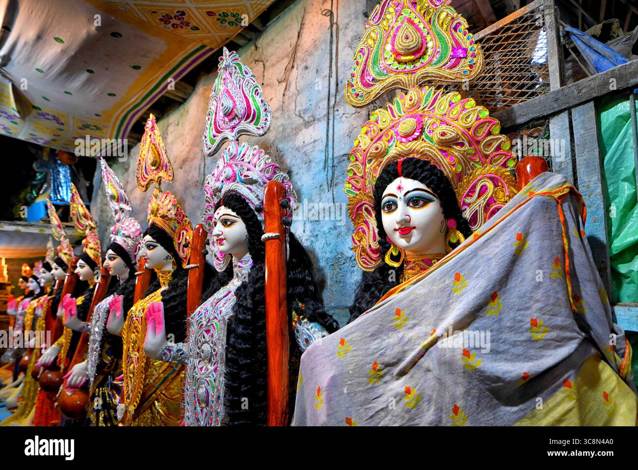 13 février 2021, Kolkata, Inde : idoles de Devi Saraswati vues lors des préparatifs du prochain festival basant Panchami..basant Panchami ou Vasant Panchami est un festival hindou qui célèbre l'arrivée du printemps en Inde. (Crédit image : © Avishek Das/SOPA images via ZUMA Wire) Banque D'Images