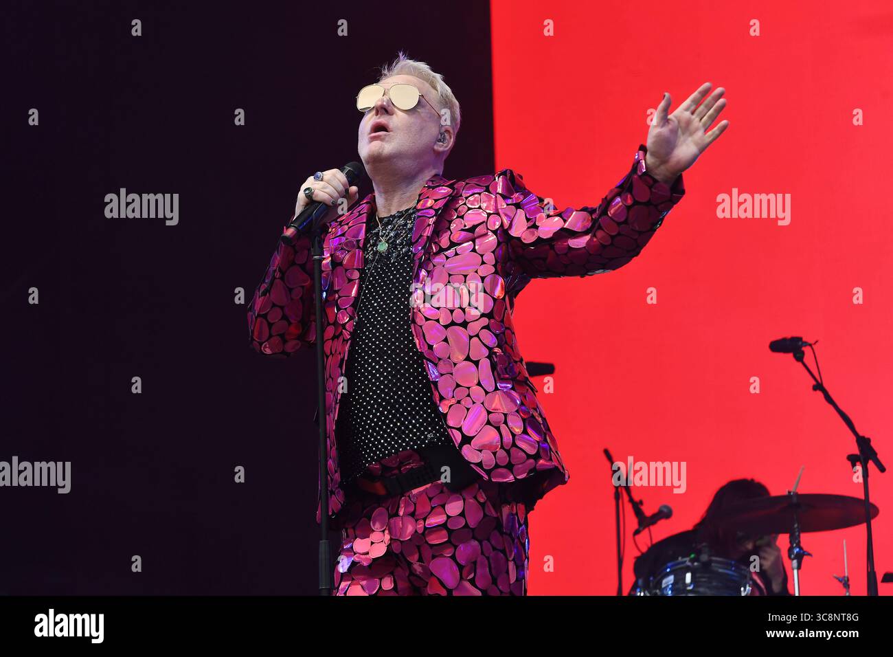 ROYAUME-UNI. 03 août 2025. BRIGHTON, ANGLETERRE - 03 AOÛT : Andy Bell se produit à Brighton Pride 2025 : fierté dans le parc de Preston Park le 03 août 2025 à Brighton, EnglandCAP/Mar © Mar/Capital Pictures Credit : Capital Pictures/Alamy Live News Banque D'Images