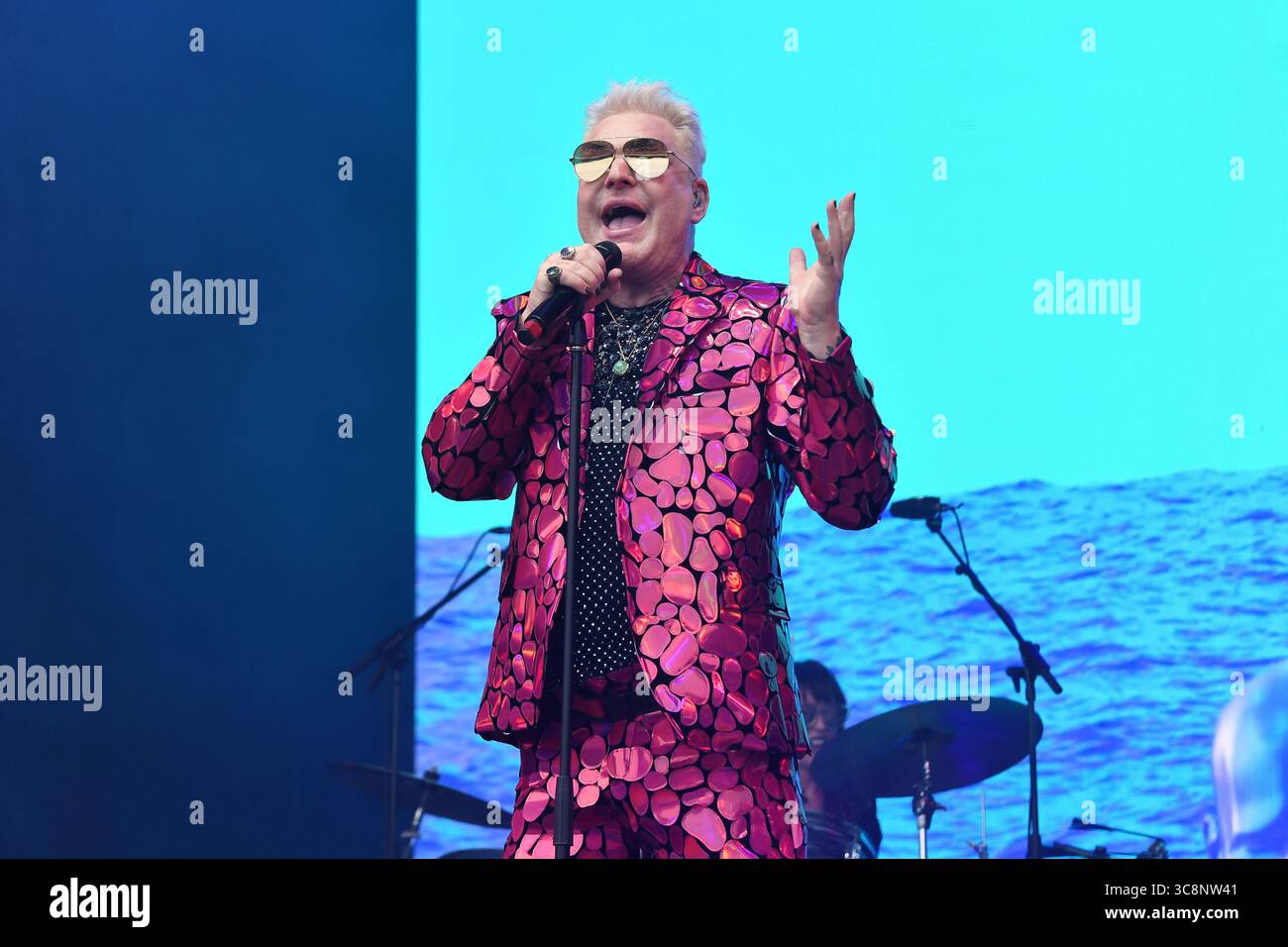 ROYAUME-UNI. 03 août 2025. BRIGHTON, ANGLETERRE - 03 AOÛT : Andy Bell se produit à Brighton Pride 2025 : fierté dans le parc de Preston Park le 03 août 2025 à Brighton, EnglandCAP/Mar © Mar/Capital Pictures Credit : Capital Pictures/Alamy Live News Banque D'Images