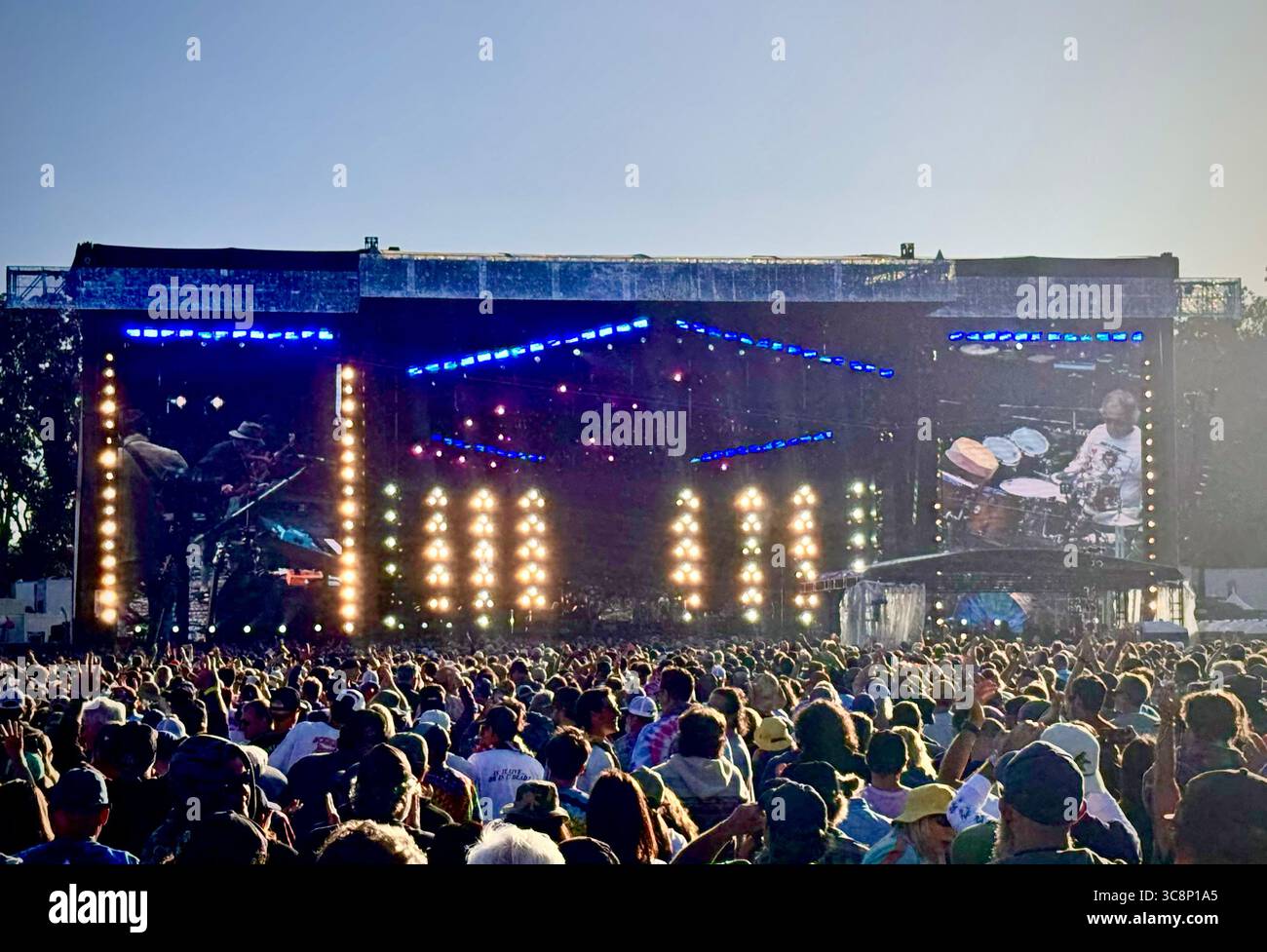 San Francisco, États-Unis. 03 août 2025. SAN FRANCISCO, CALIFORNIE - 3 AOÛT : Dead & Company se produit lors de la célébration du 60e anniversaire des Grateful Dead le 3 août 2025 à San Francisco, Californie. Dead & Company a clôturé sa série de concerts de trois nuits dans le Golden Gate Park de San Francisco dimanche soir, attirant environ 180 000 fans au total. C’était une célébration dédiée à honorer 60 ans de musique Grateful Dead dans la ville où tout a commencé. Photo : Casey Flanigan/imageSPACE crédit : Imagespace/Alamy Live News Banque D'Images