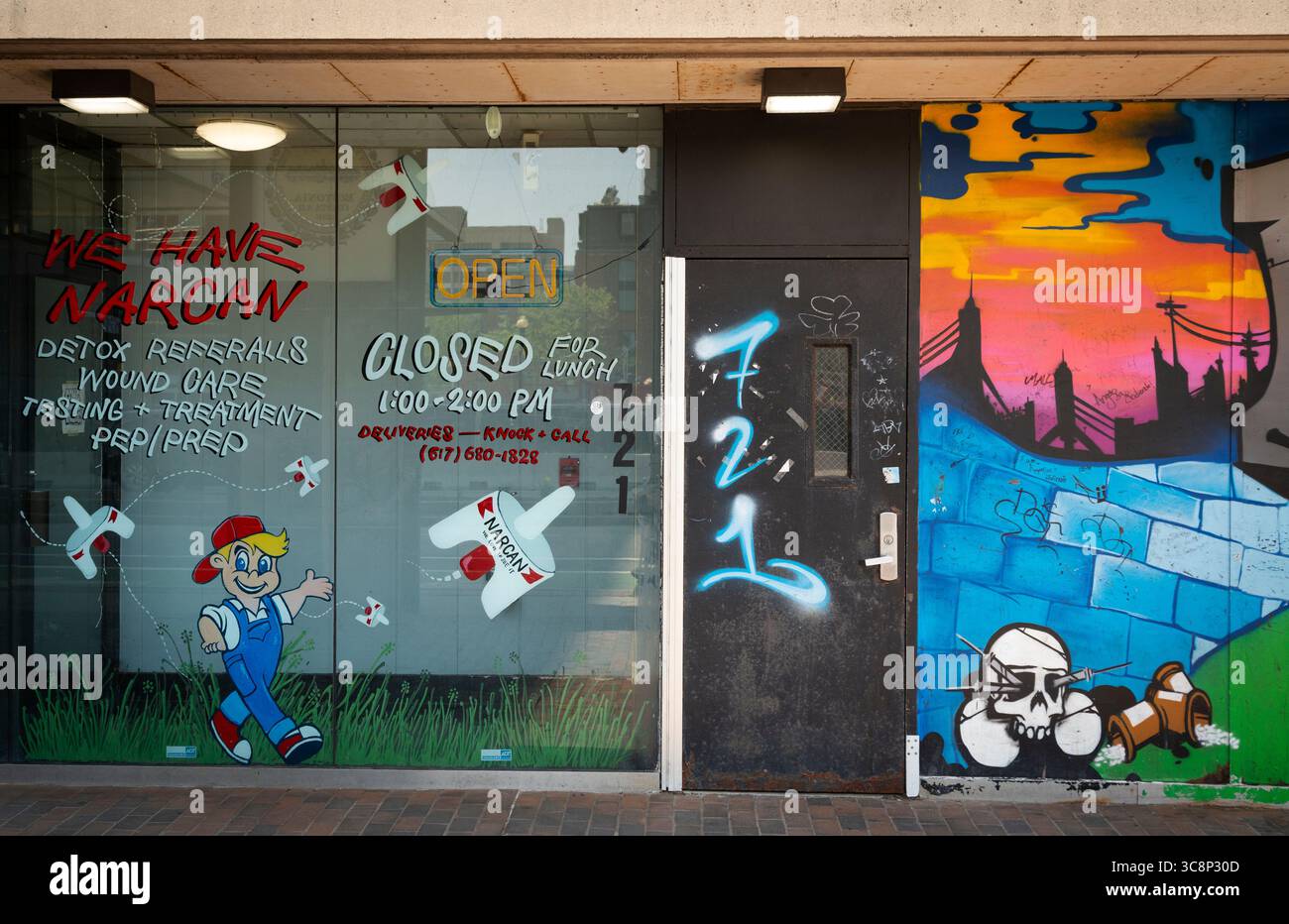 Entrée dans la rue du Project TRUST, une clinique sans rendez-vous, avec du personnel de santé communautaire qui fournit des services aux personnes souffrant de toxicomanie active. La porte de la clinique au niveau de la rue au grand Boston Medical Center sur Massachusetts Avenue près de Melnea Cass Boulevard. La grande intersection de Massachusetts Avenue et Melnea Cass Boulevard, à plusieurs kilomètres au sud du centre de Boston est devenue l’intersection la plus tristement célèbre de la ville, « Mass and Cass » est connue pour son usage ouvert de drogues et un lieu de rassemblement pour les sans-abri. Banque D'Images