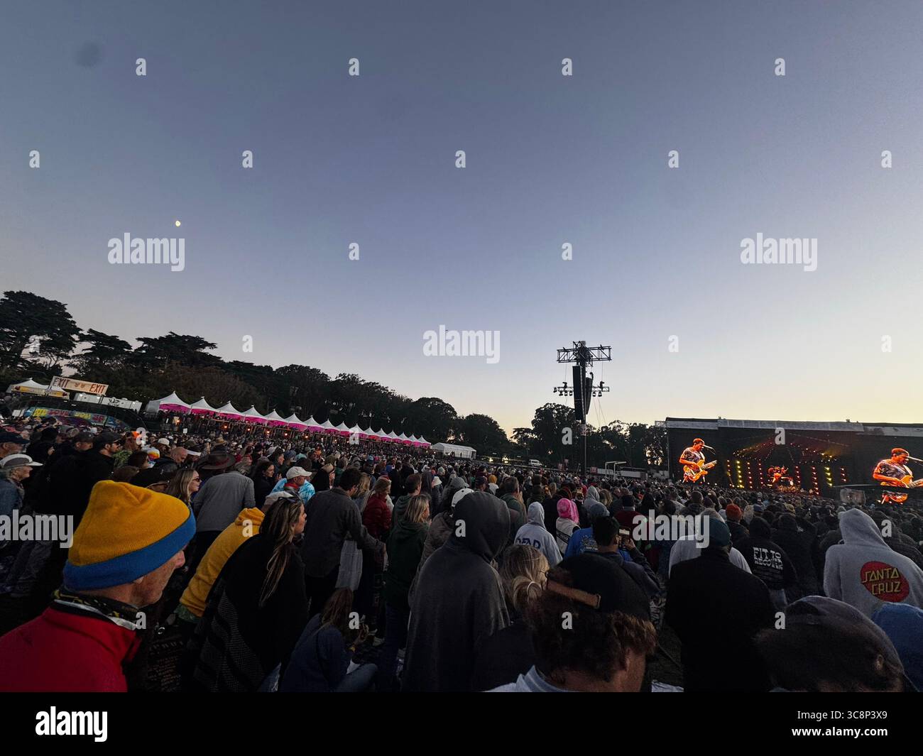 San Francisco, États-Unis. 03 août 2025. SAN FRANCISCO, CALIFORNIE - 3 AOÛT : Dead & Company se produit lors de la célébration du 60e anniversaire des Grateful Dead le 3 août 2025 à San Francisco, Californie. Dead & Company a clôturé sa série de concerts de trois nuits dans le Golden Gate Park de San Francisco dimanche soir, attirant environ 180 000 fans au total. C’était une célébration dédiée à honorer 60 ans de musique Grateful Dead dans la ville où tout a commencé. Photo : Casey Flanigan/imageSPACE/Sipa USA crédit : Sipa USA/Alamy Live News Banque D'Images