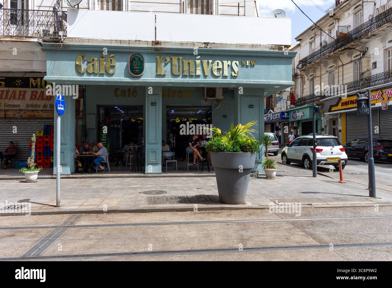 Des gens assis dans un café à Sétif City, Algérie. Banque D'Images Des gens assis dans un café à Sétif City, Algérie. Banque D'Images