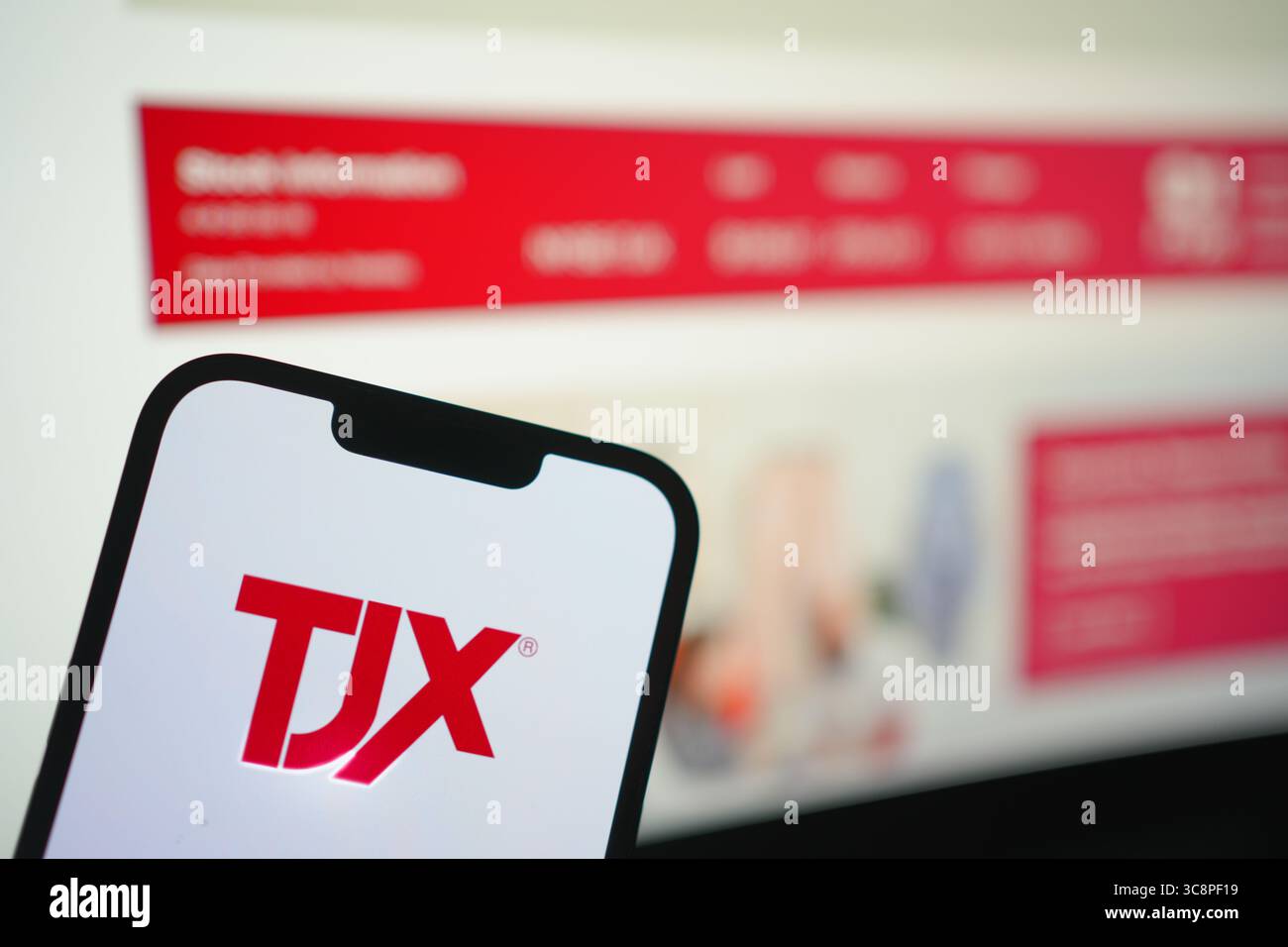Roosendaal, pays-Bas - 04 août 2025 : un téléphone portable affichant le logo de la société TJX, avec le site Web de la société en arrière-plan. Banque D'Images