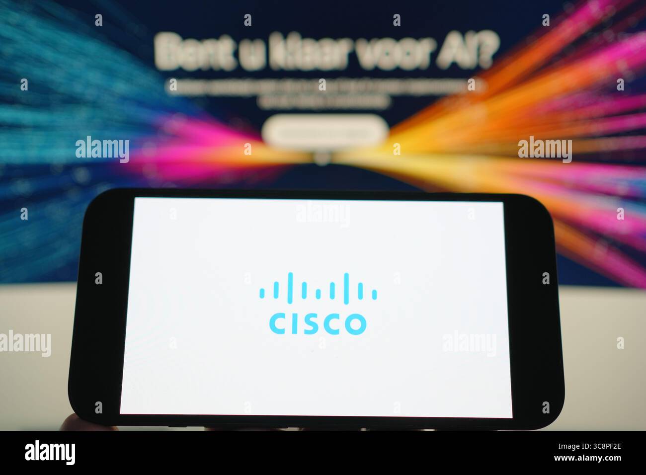 Roosendaal, pays-Bas - 04 août 2025 : un téléphone portable affichant le logo de la société Cisco, avec le site Web de la société en arrière-plan. Banque D'Images