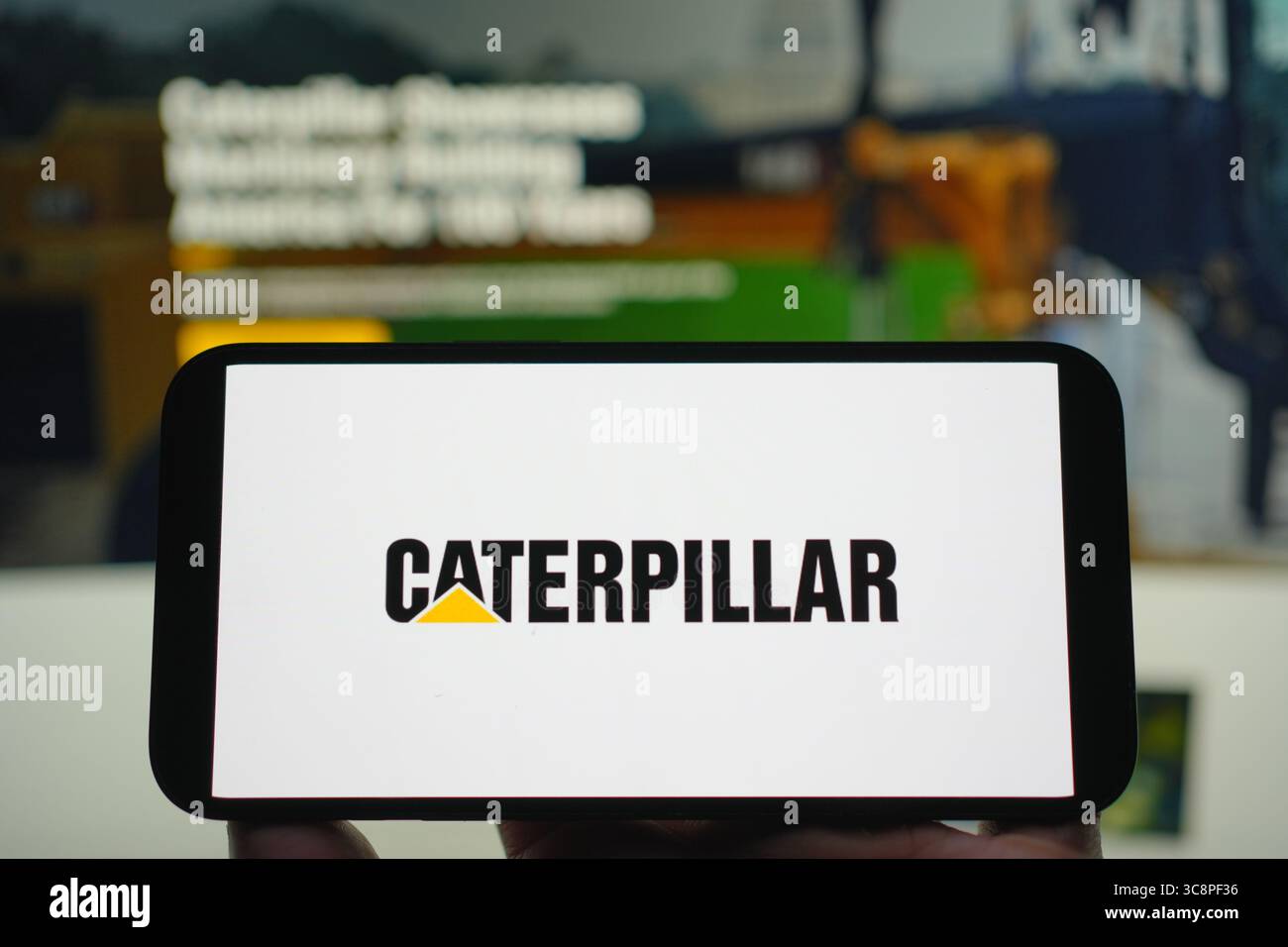 Roosendaal, pays-Bas - 04 août 2025 : un téléphone portable affichant le logo de l'entreprise Caterpillar, avec le site Web de l'entreprise en arrière-plan. Banque D'Images