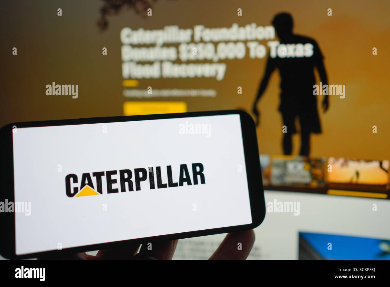 Roosendaal, pays-Bas - 04 août 2025 : un téléphone portable affichant le logo de l'entreprise Caterpillar, avec le site Web de l'entreprise en arrière-plan. Banque D'Images