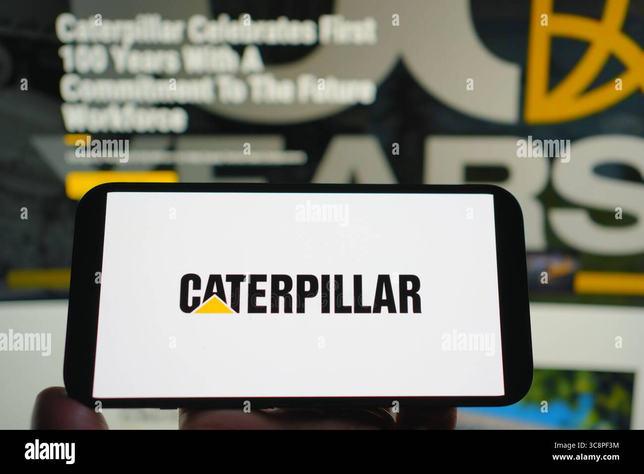 Roosendaal, pays-Bas - 04 août 2025 : un téléphone portable affichant le logo de l'entreprise Caterpillar, avec le site Web de l'entreprise en arrière-plan. Banque D'Images