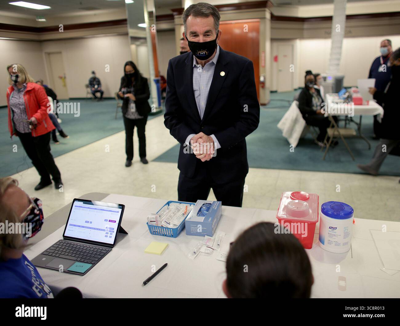 5 février 2021, États-Unis : le gouverneur de Virginie Ralph Northam remercie les employés de la clinique de vaccination COVID-19 du 3 février 2021 pour les employés des écoles publiques de Norfolk au Military Circle Mall. (Crédit image : © TNS via ZUMA Wire) Banque D'Images