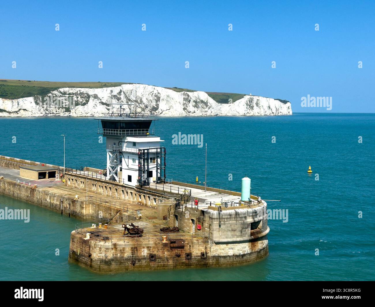 Vue d'un ferry de voiture entrant dans le port de Douvres dans le Kent, Royaume-Uni Banque D'Images
