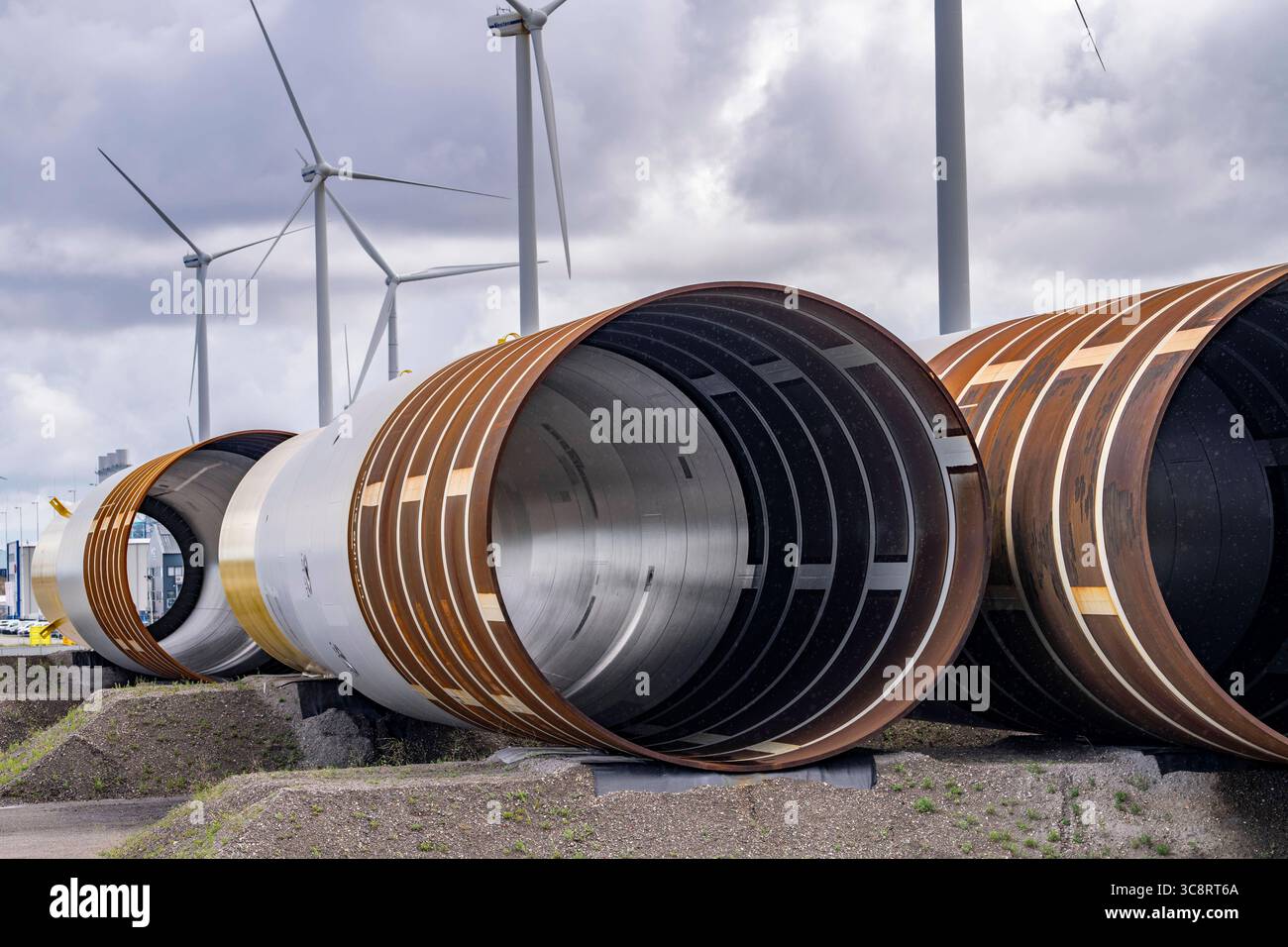 Der Seehafen von Eemshaven, Julianahaven Becken, hier lagern die Fundament-Strukturen, Monopiles, für Offshore-Windparks, die dann die eigentlichen Windräder tragen, mit großen Arbeitsschiffen werden die Bauteile zu den Windparks in der Nordsee transportiert und dort am Meeresboden verankert, darauf werden dann die Windenergebaut, Eemshaven, Windenergebaven, Windseigseyleauk, Eemshaven, les parcs éoliens, les éoliennes de soutien réel, les parcs éoliens sont entreposés au large des parcs éoliennes de Biederland. Les composants sont transportés vers le W. Banque D'Images