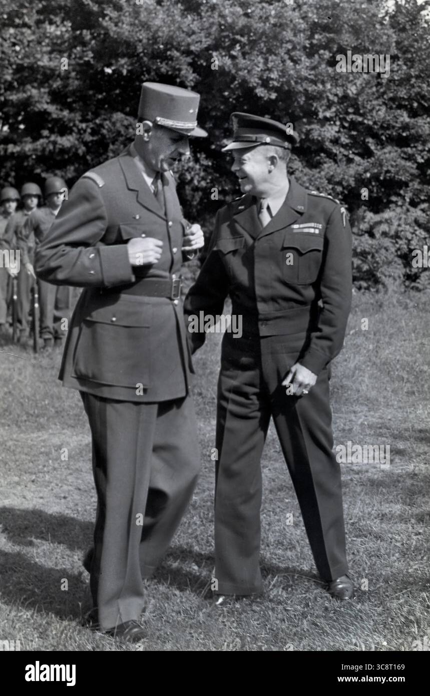 Le général français Charles de Gaulle, à gauche, discutant avec le général américain Dwight D. Eisenhower lors de l'inspection des troupes américaines au quartier général avancé du commandant allié, Normandie, France, U.S. Army signal corps, 22 août 1944 Banque D'Images