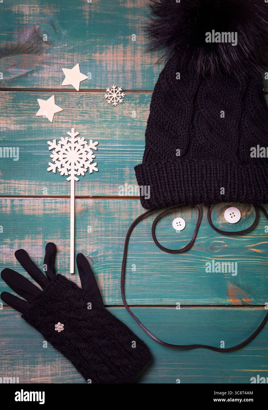 Drôle de personne auto-faite tenant une baguette magique avec des étoiles sur fond vert. Banque D'Images