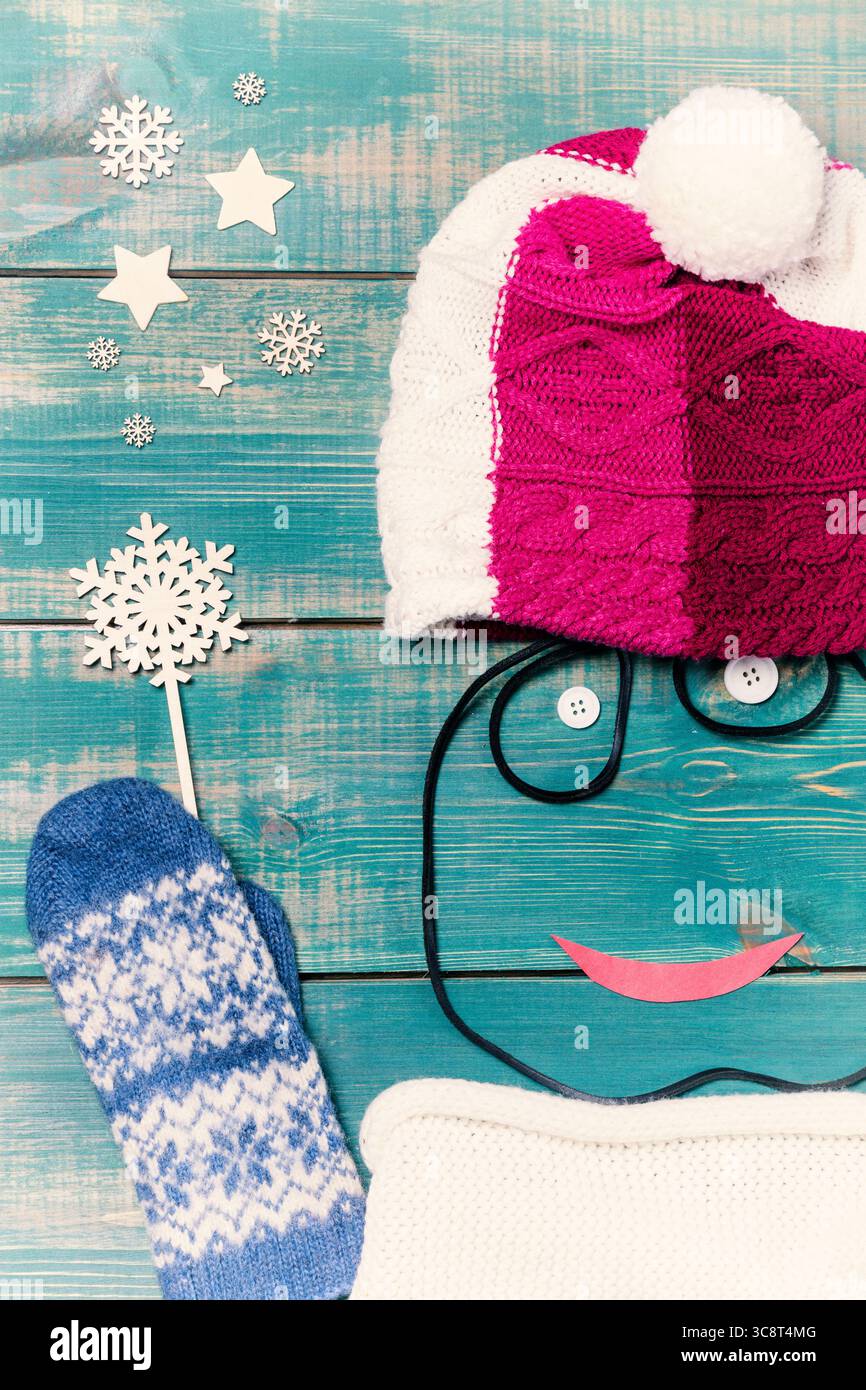 Drôle de personne auto-faite tenant une baguette magique avec des étoiles sur fond vert. Banque D'Images