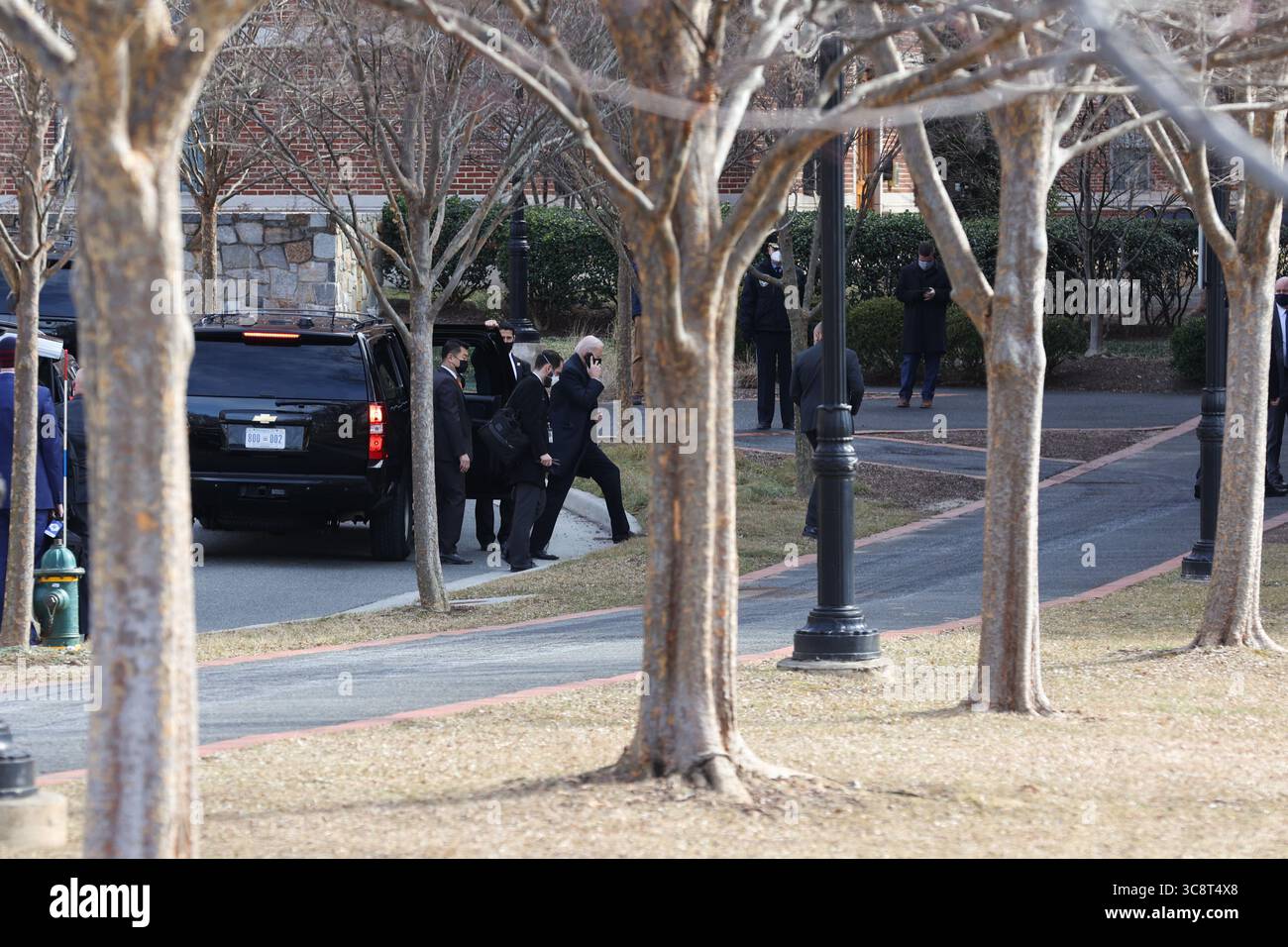 17 février 2021, Washington, District of Columbia, États-Unis : le président Joe Biden arrive au campus de l'Université Georgetown à Washington, DC le mercredi 17 février 2021. Le président Biden devrait recevoir ses cendres pour le mercredi des cendres du révérend Brian McDermott à Georgetown University, Wolfington Hall (crédit image : © Oliver Contreras/CNP via ZUMA Wire) Banque D'Images