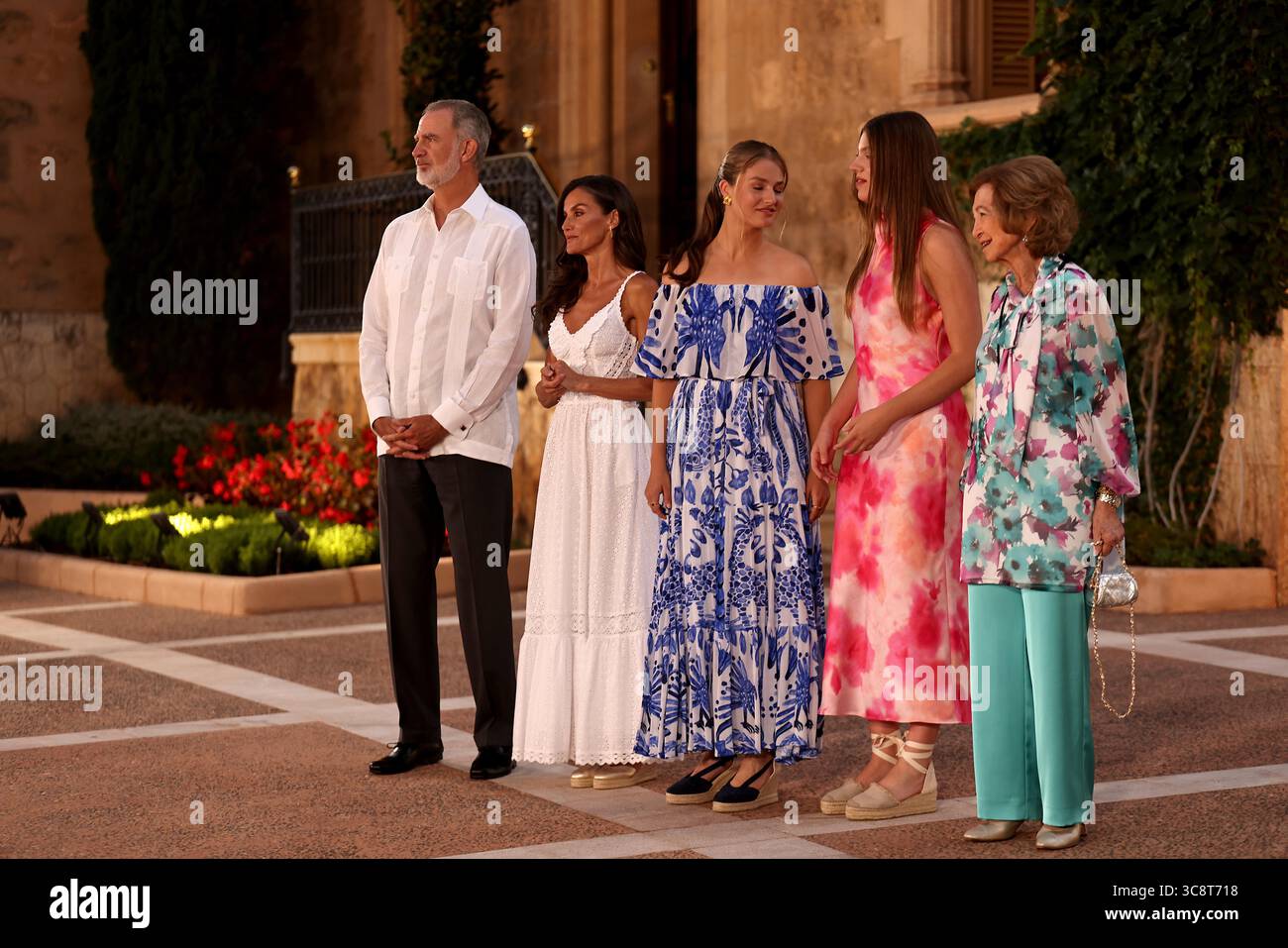 Palma de Majorque, Espagne. 04 août 2025. Le roi espagnol Felipe et la reine Letizia Ortiz, la princesse Leonor de Borobn, la princesse Sofia de Borbon avec la reine émérite Sofia lors d'une réception au MariventPalace à Palma de Majorque le Minday 4 août 2025 crédit : CORDON PRESS/Alamy Live News Banque D'Images