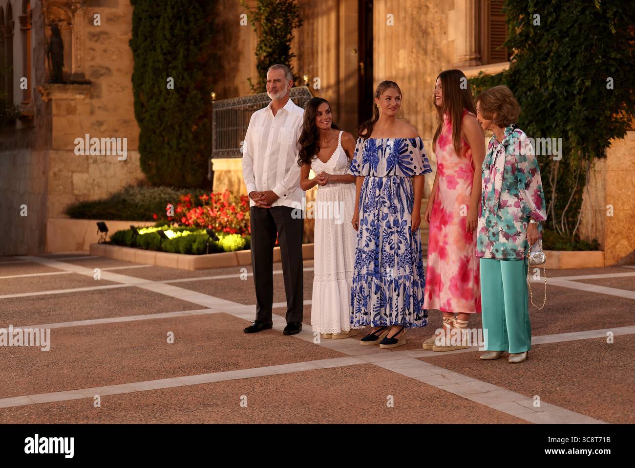 Palma de Majorque, Espagne. 04 août 2025. Le roi espagnol Felipe et la reine Letizia Ortiz, la princesse Leonor de Borobn, la princesse Sofia de Borbon avec la reine émérite Sofia lors d'une réception au MariventPalace à Palma de Majorque le Minday 4 août 2025 crédit : CORDON PRESS/Alamy Live News Banque D'Images