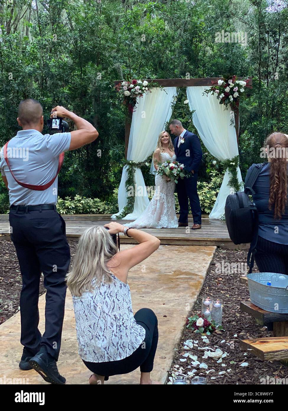 3 octobre 2020, Plant City, Floride, États-Unis : photographes prenant des photos de mariée et mariée (crédit image : © Nancy Grace Horton/Glasshouse via ZUMA Wire) Banque D'Images