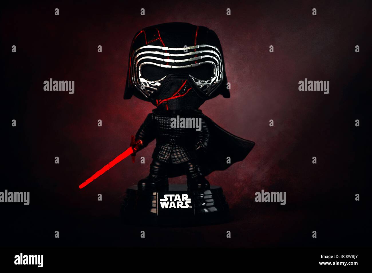 Figurine vinyle POP Funko du personnage de Kylo Ren de la saga du film Star Wars sur fond rouge. Éditorial illustratif Banque D'Images