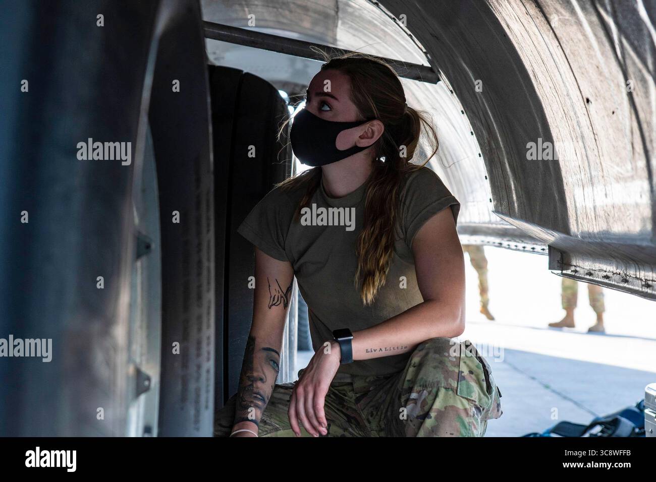 12 février 2021 - Koweït - Air Force Senior Airman Jillian Strickland, chef d'équipage C-17 Globemaster III affecté au 5e escadron expéditionnaire de mobilité aérienne, effectue une vérification post-vol après une sortie sur la ligne de vol à la base aérienne Ali Al Saleem, Koweït, le 12 février 2021. L'instruction 36-2903 de l'armée de l'air a ajusté les normes de cheveux féminins de sorte que les femmes dans l'USAF peuvent porter leurs cheveux en une seule queue de cheval ou jusqu'à deux tresses avec long ne s'étendant pas en dessous d'une ligne horizontale passant entre le haut de chaque entrejambe de manche au niveau du bras à travers les omoplates. (Crédit image : © Kris Banque D'Images