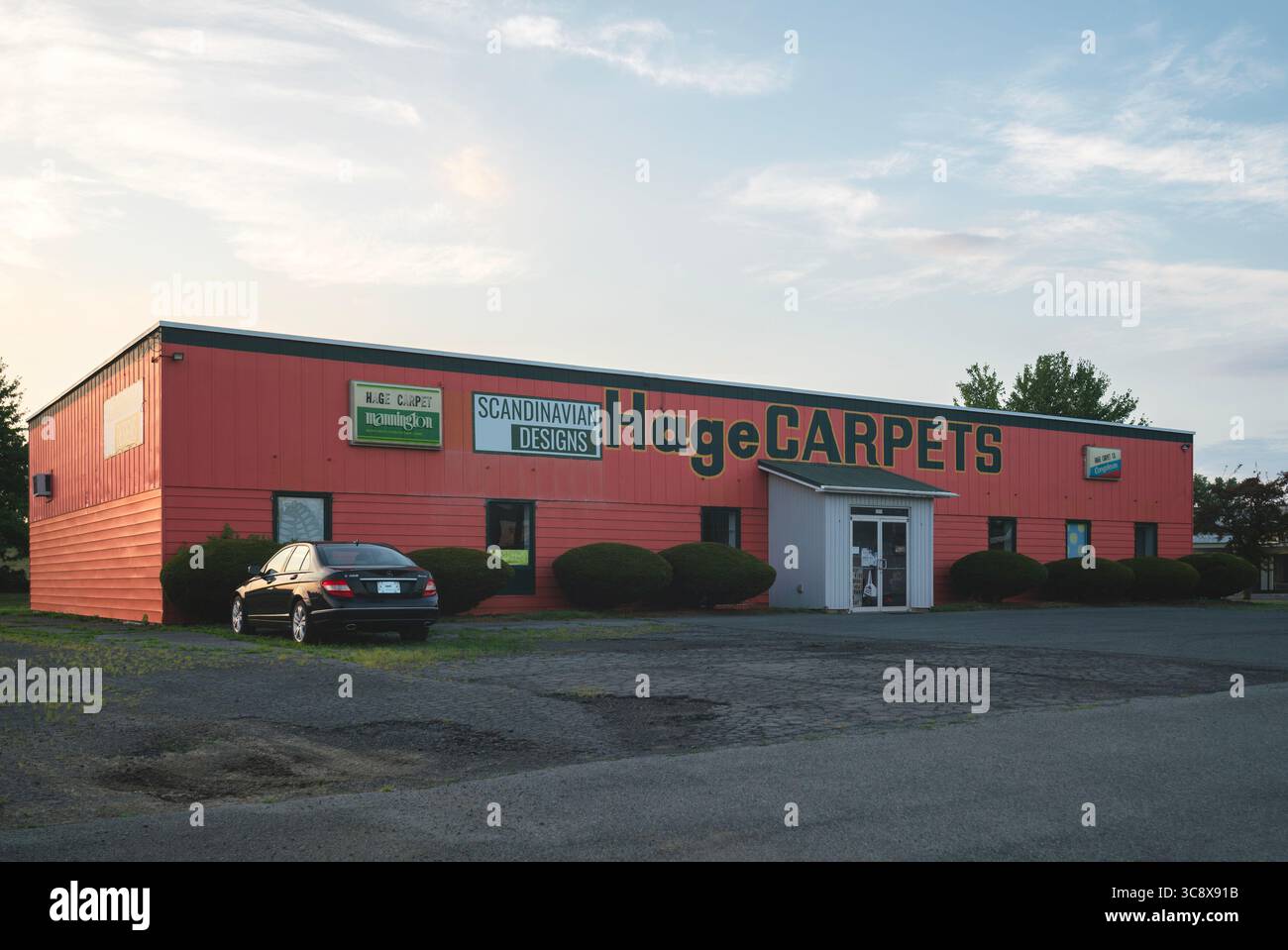 New Hartford, NY - Jul 23, 2025 : vue large de Hage Carpet Co. est une société basée à New York spécialisée dans la vente et l'installation de tapis, est plus ancienne ven Banque D'Images