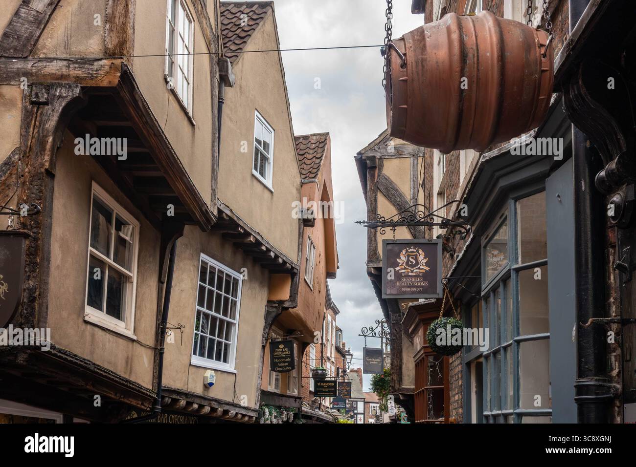 The Shambles in York, Royaume-Uni est une rue médiévale bien préservée, célèbre pour ses bâtiments à pans de bois surplombants et ses ruelles pavées. Banque D'Images