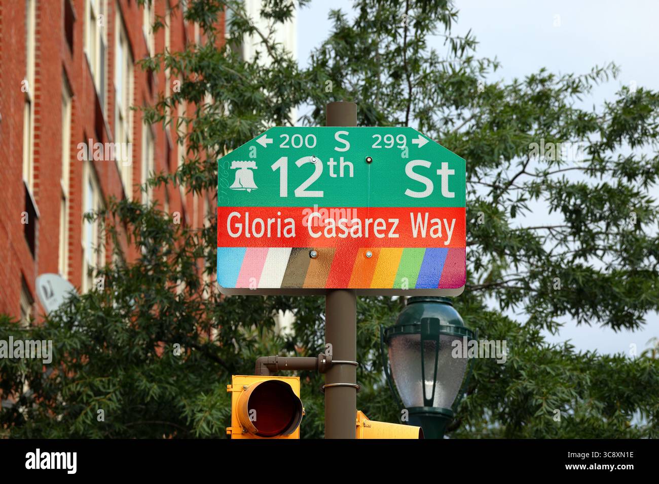 South 12th St nommé Gloria Casarez Way dans le Gayborhood à Center City, Philadelphie, Pennsylvanie. Gloria Casarez était une activiste gay LGBTQ Banque D'Images