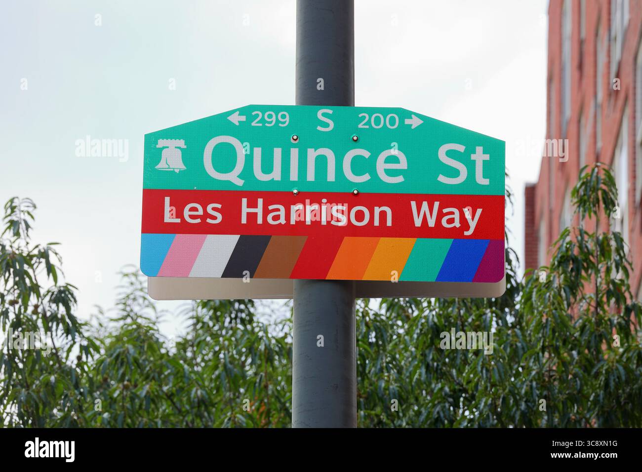 South Quince St nommé les Harrison Way dans le Gayborhood à Center City, Philadelphie, Pennsylvanie. Les Harrison était une drag queen noire. Banque D'Images