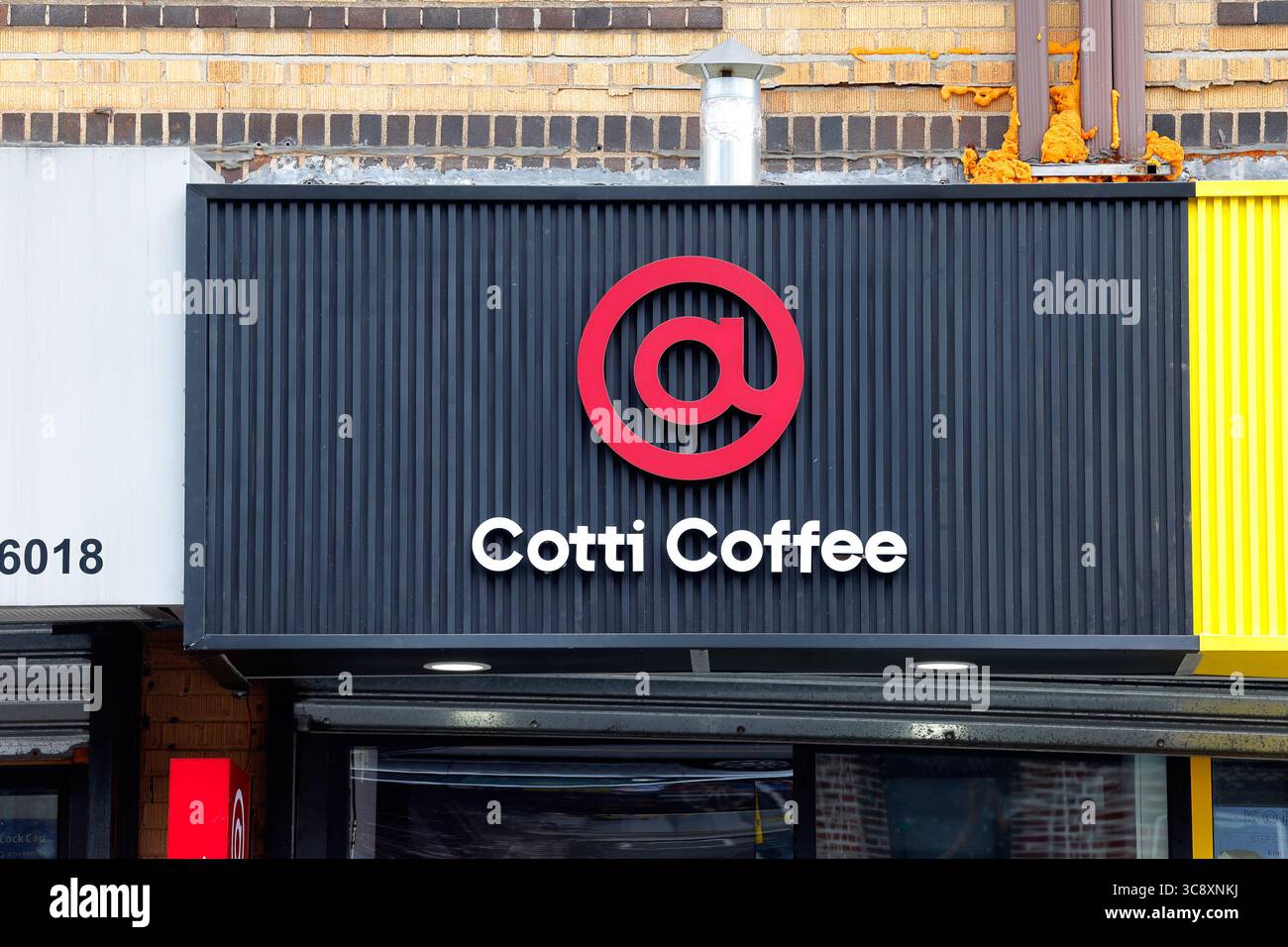 Signalisation pour Cotti Coffee, une franchise de la chaîne de café chinoise à New York Banque D'Images