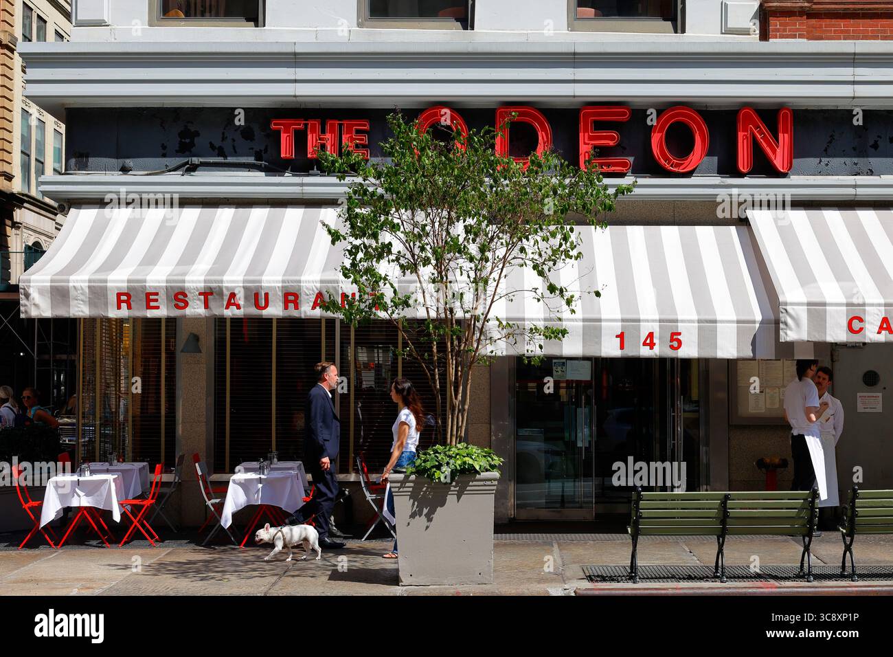 The Odeon, 145 W Broadway, New York, NYC Storefront d'un restaurant-bistrot français dans Tribeca à Manhattan. Banque D'Images