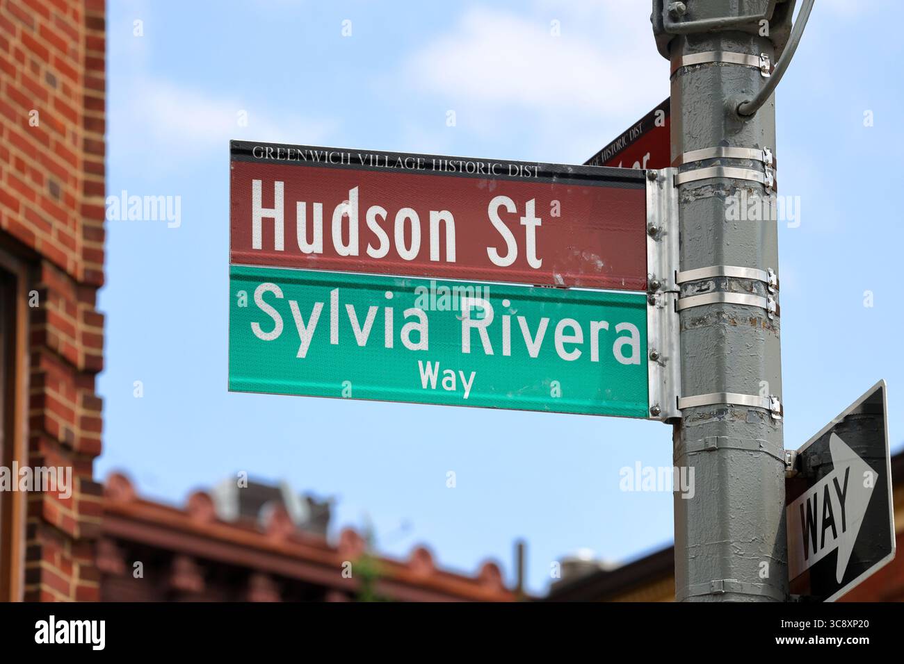 Sylvia Rivera Way et Hudson St Street signalétique dans le West Village de Manhattan, New York City. Sylvia Rivera était une militante des droits des homosexuels et des transgenres. Banque D'Images