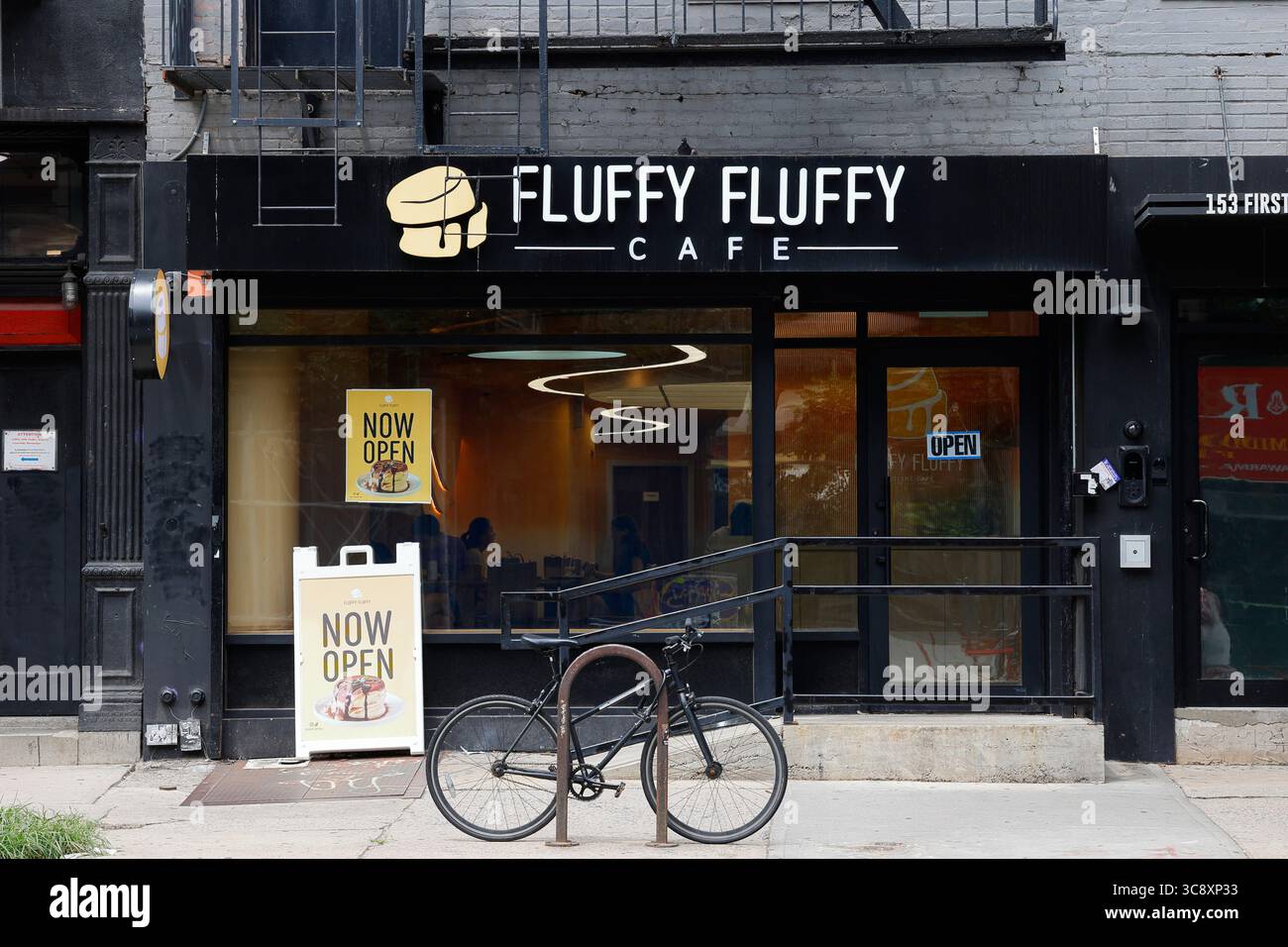 Fluffy Fluffy Cafe, 153 1st Ave, New York, NYC vitrine d'une franchise japonaise de crêpes soufflées dans l'East Village de Manhattan. Fuwa Fuwa ふわふわ ニューヨーク Banque D'Images